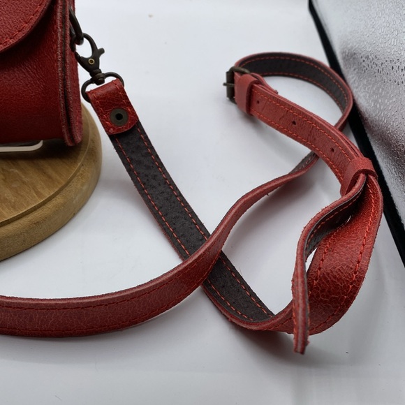 630Red no name belt bag/crossbody Leather?? Vegan prob - Picture 3 of 5